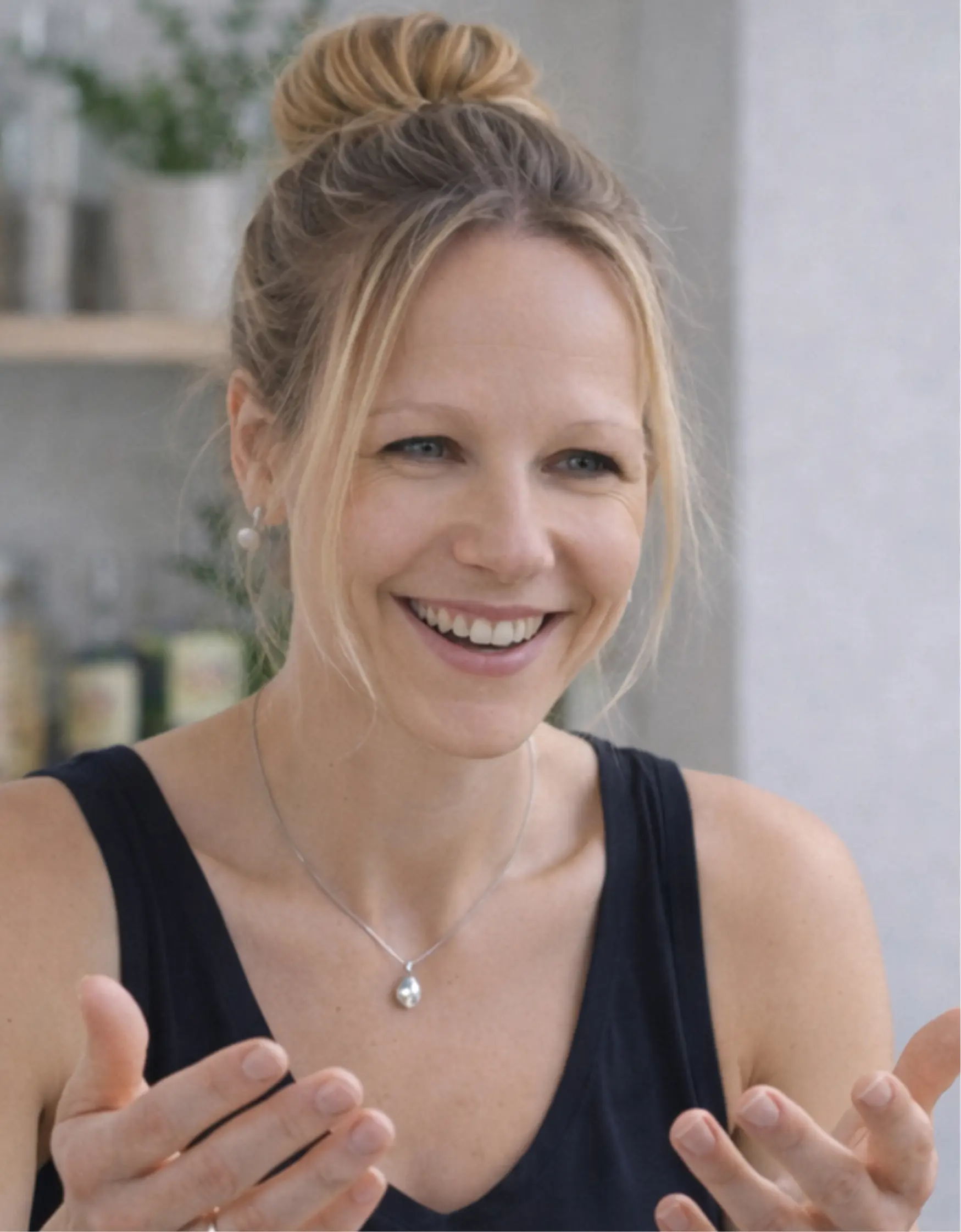 Portrait de Lucie, intervenante bien-être à la Ferme du Passieu, souriante.