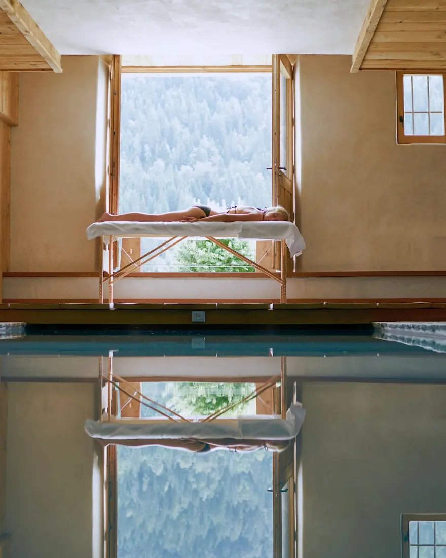 Séance de relaxation près de la piscine, en plein coeur des Alpes