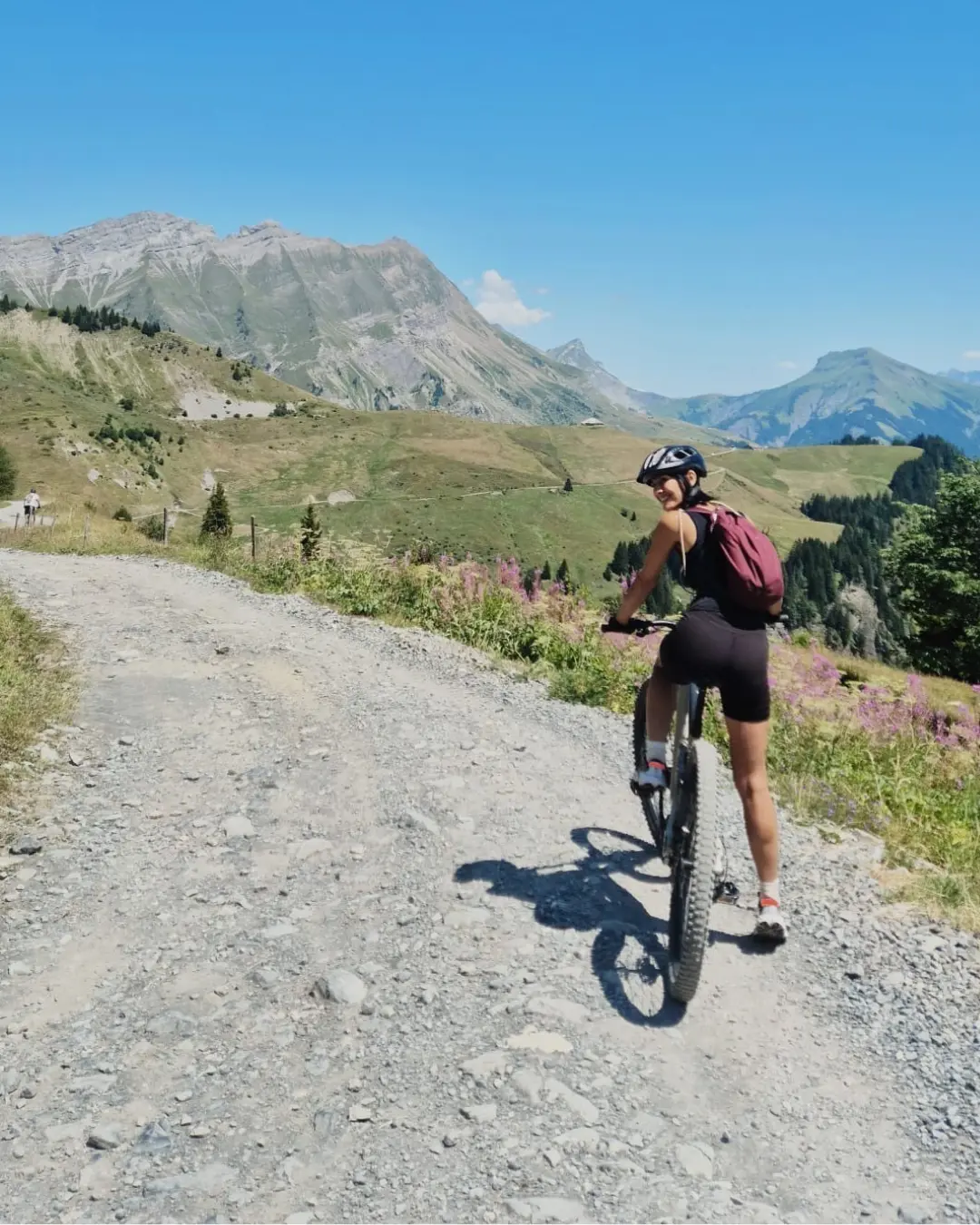 Cycliste sur un sentier de montagne, vue sur les sommets