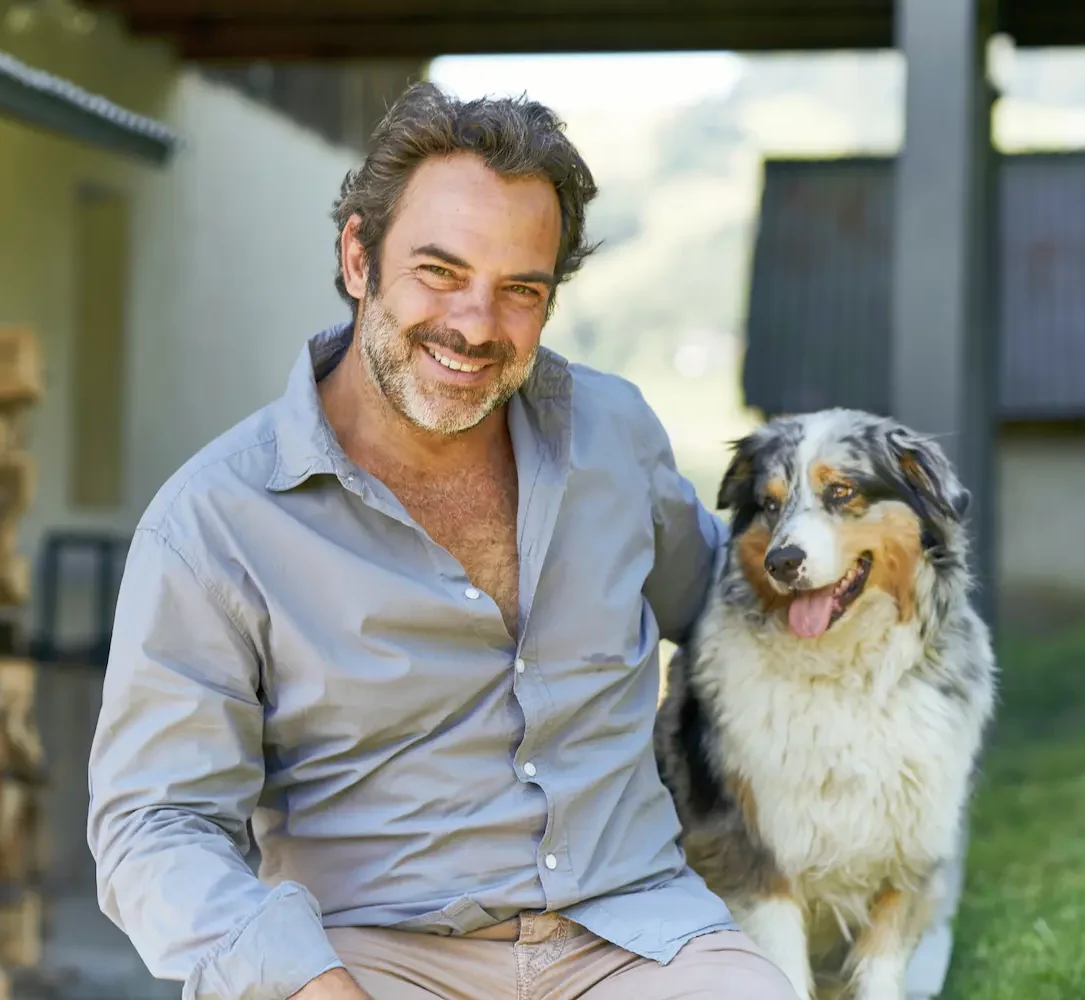 portrait d'un homme souriant portant une chemise près de Megève