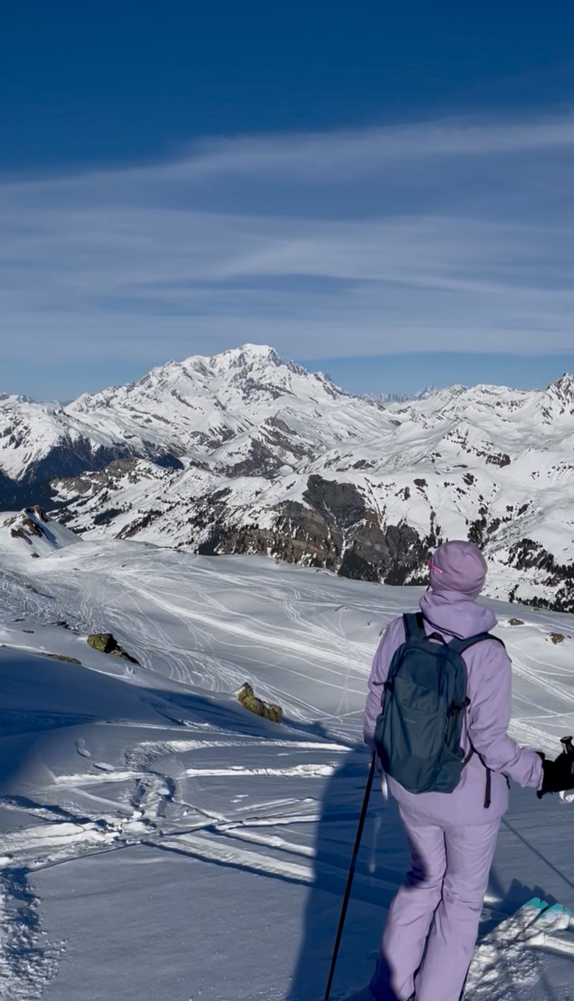 Skieur de dos face aux sommets enneigés