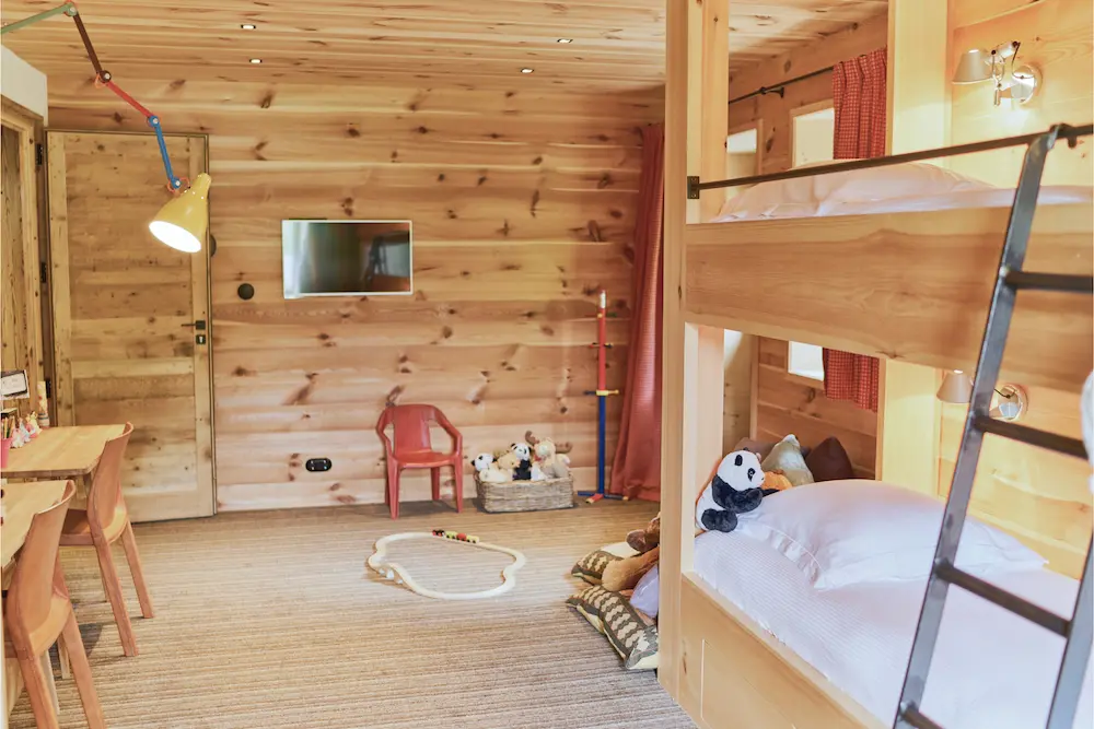 Chambre Dortoir – coin lits superposés en bois avec liseuse murale