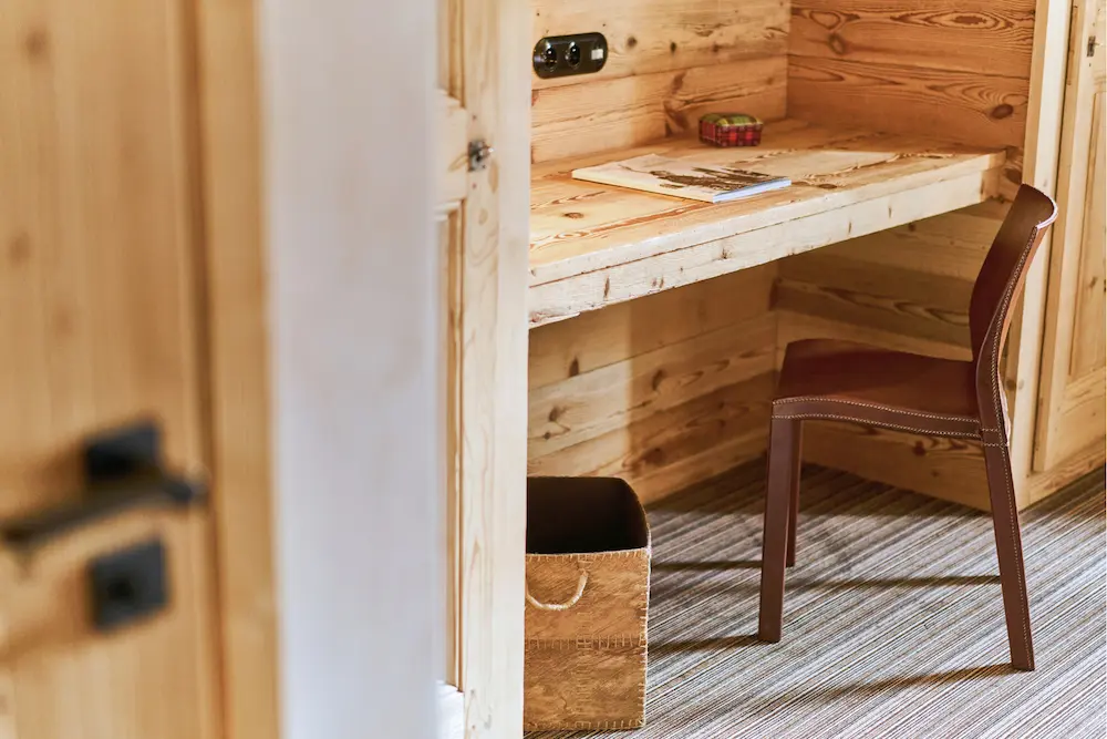 Chambre Vieux Bois – bureau en bois brut aménagé dans une niche