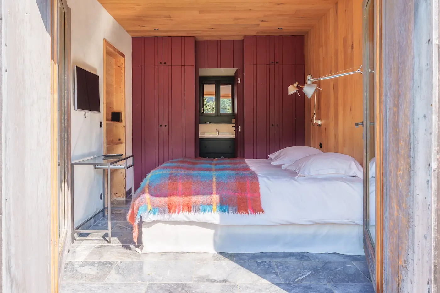 L'Annexe – chambre avec lambris terracotta et coin salle de bain vitré