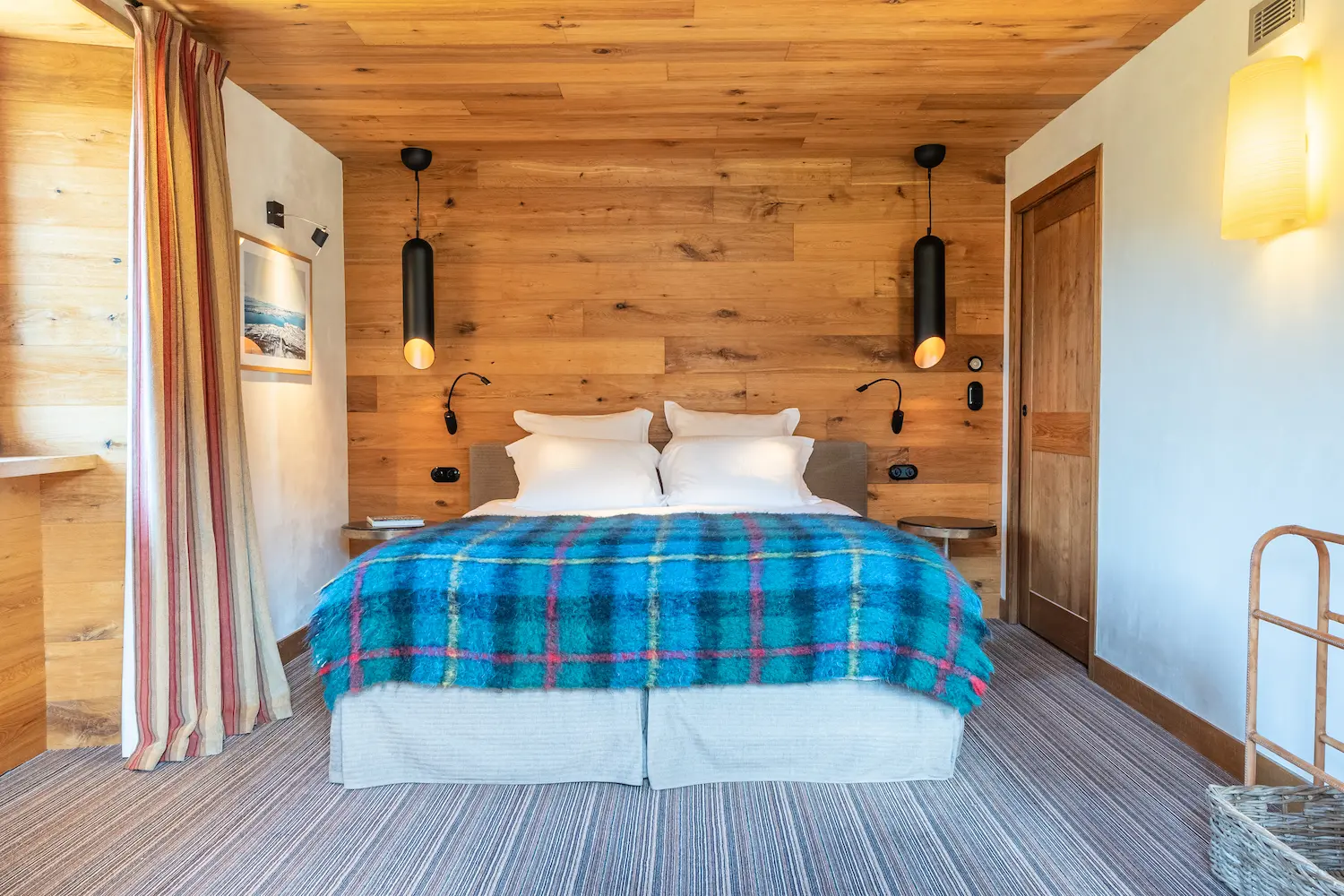 Chambre Chêne – lits jumeaux avec plaids tartan bleus et lambris en bois