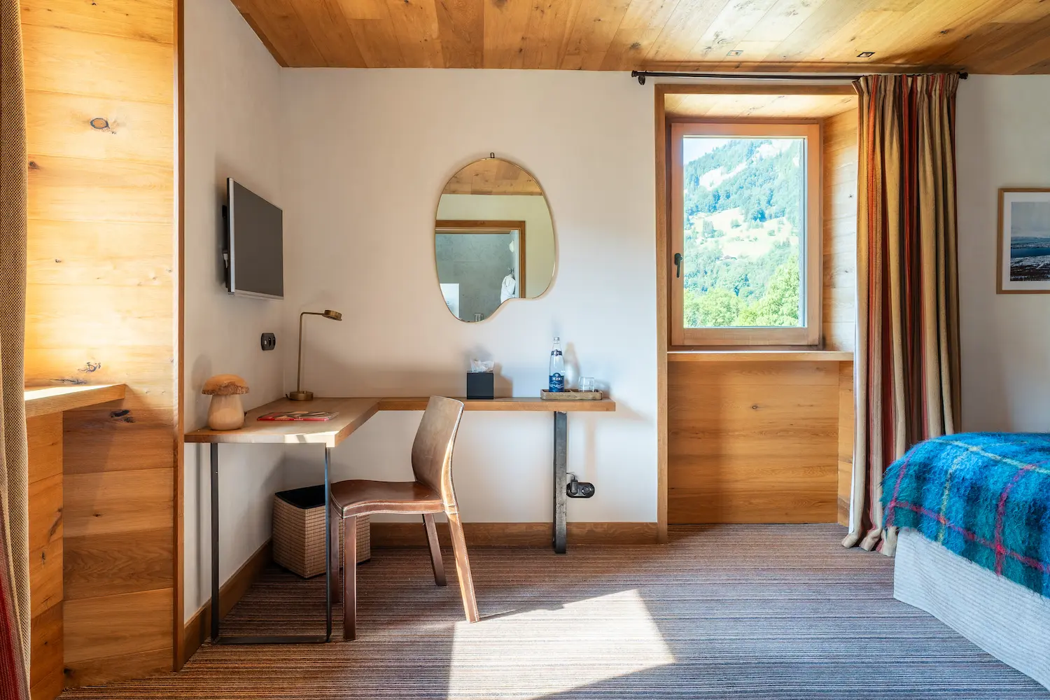 Chambre Chêne – coin bureau avec chaise près de la fenêtre