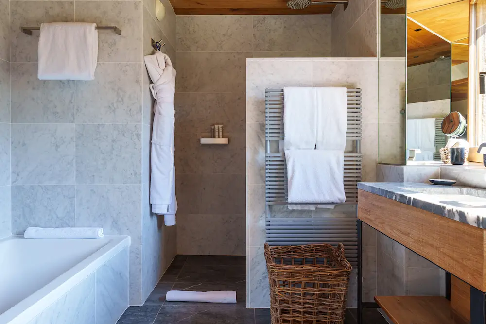 Chambre Chêne – salle de bain avec baignoire, peignoir et panier en osier