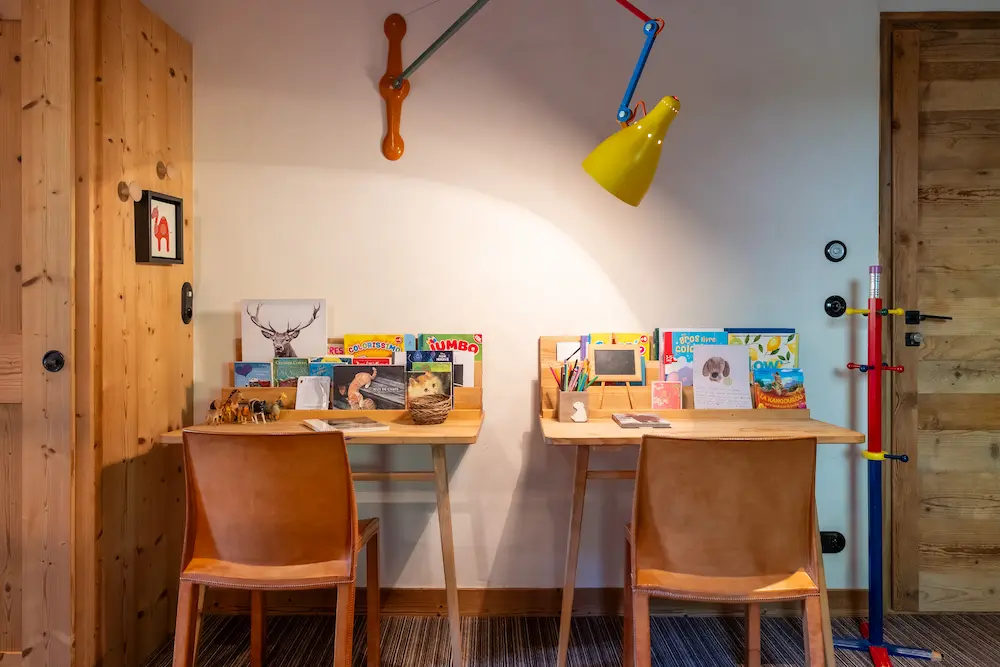 Chambre Dortoir – deux bureaux enfants avec lampes et livres