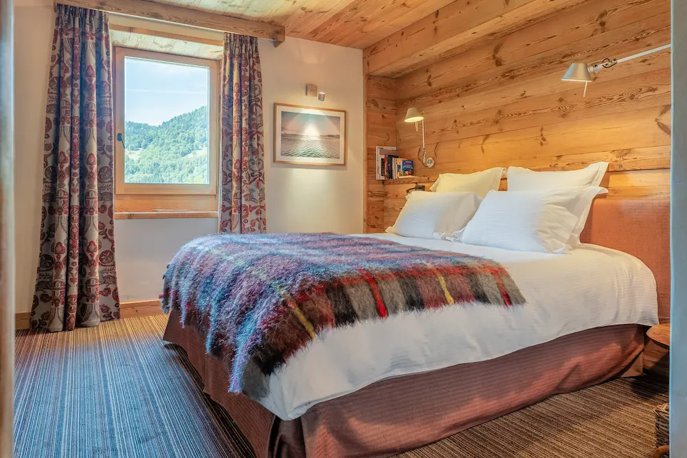Chambre Vieux Bois – lit double avec plaid tartan et lambris en bois ancien